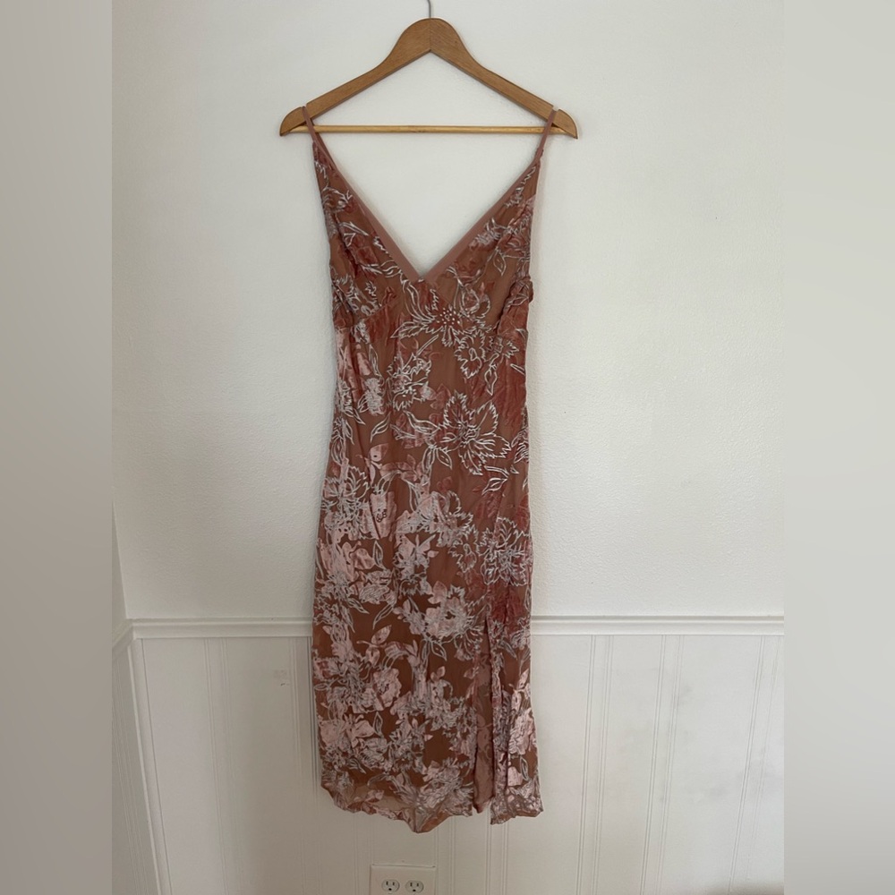 Super cute Lulus dress worn once to a wedding